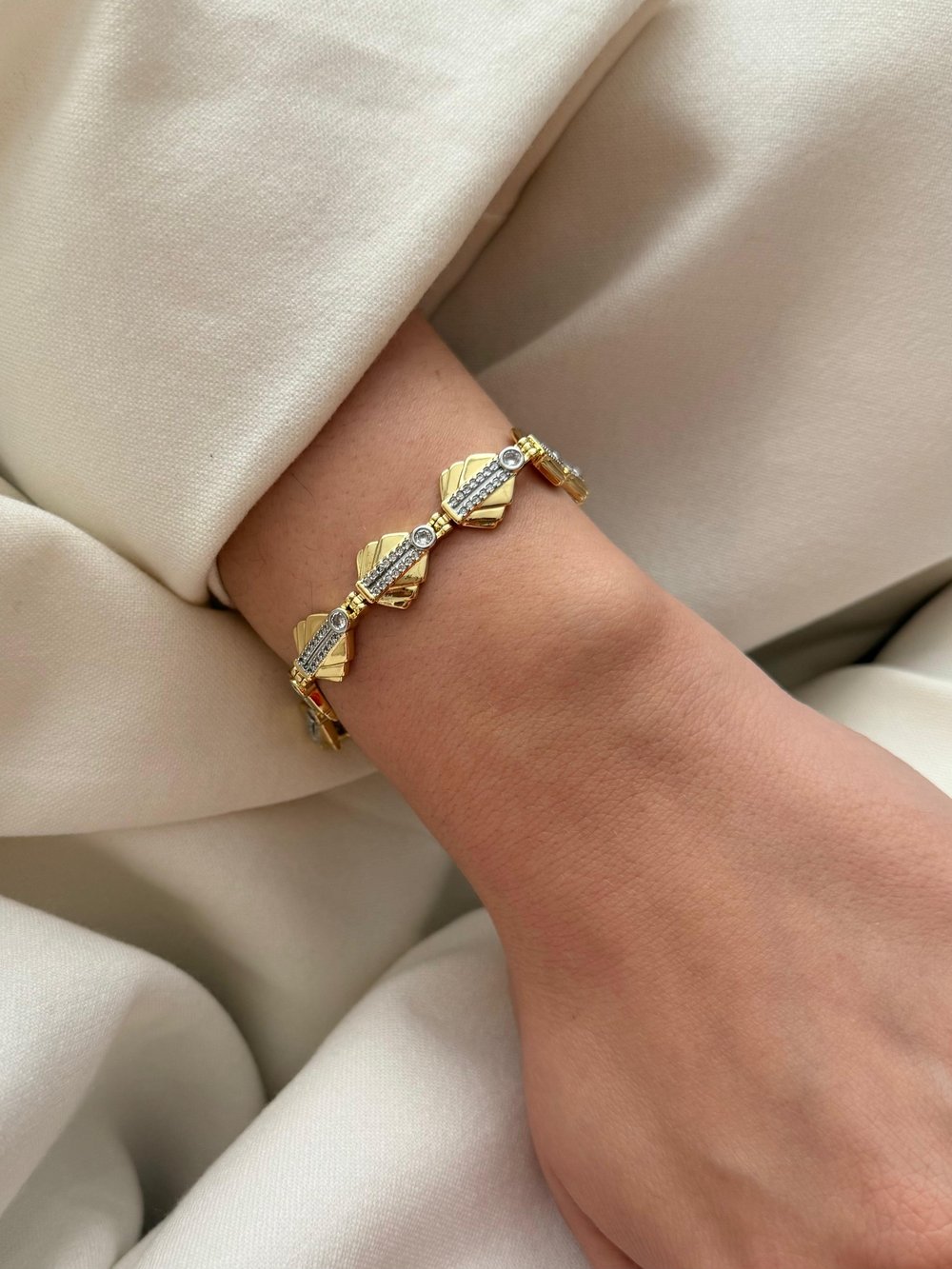 Geometrik Detaylı Taşlı Gold Bileklik