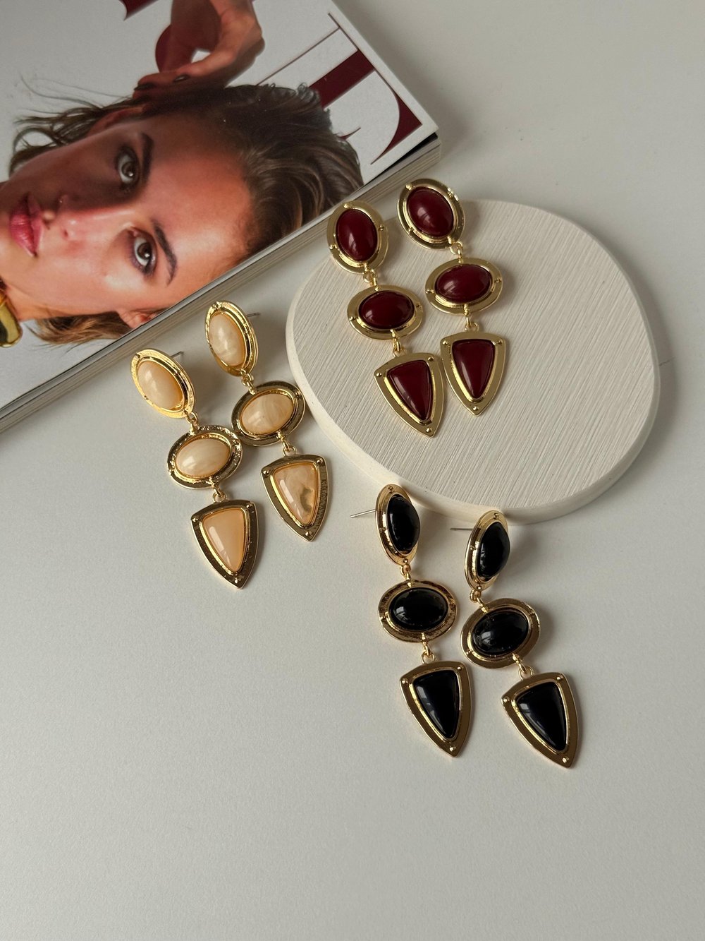 Gold Çerçeveli Çoklu Taş Sallantılı Kadın Küpe
