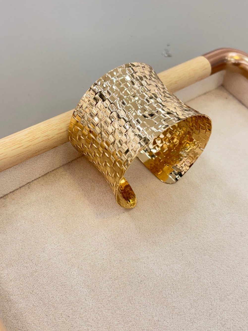 Gold Dokulu Geniş Kelepçe Bileklik