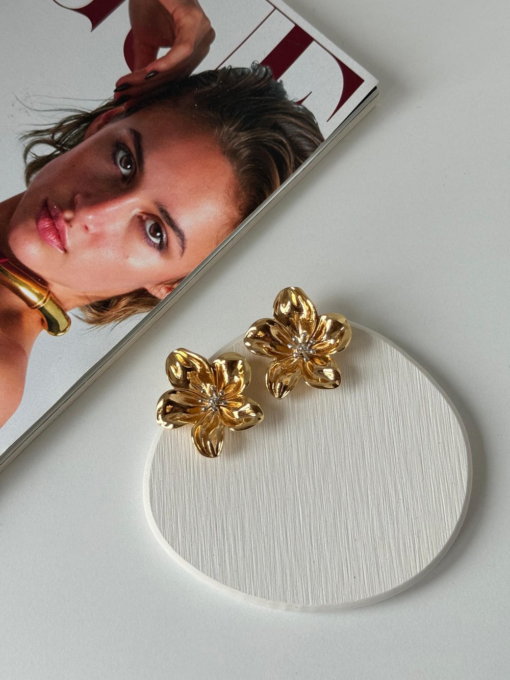 Gold Parlak Çiçek Formlu Taş Detaylı Kadın Kadın Küpe