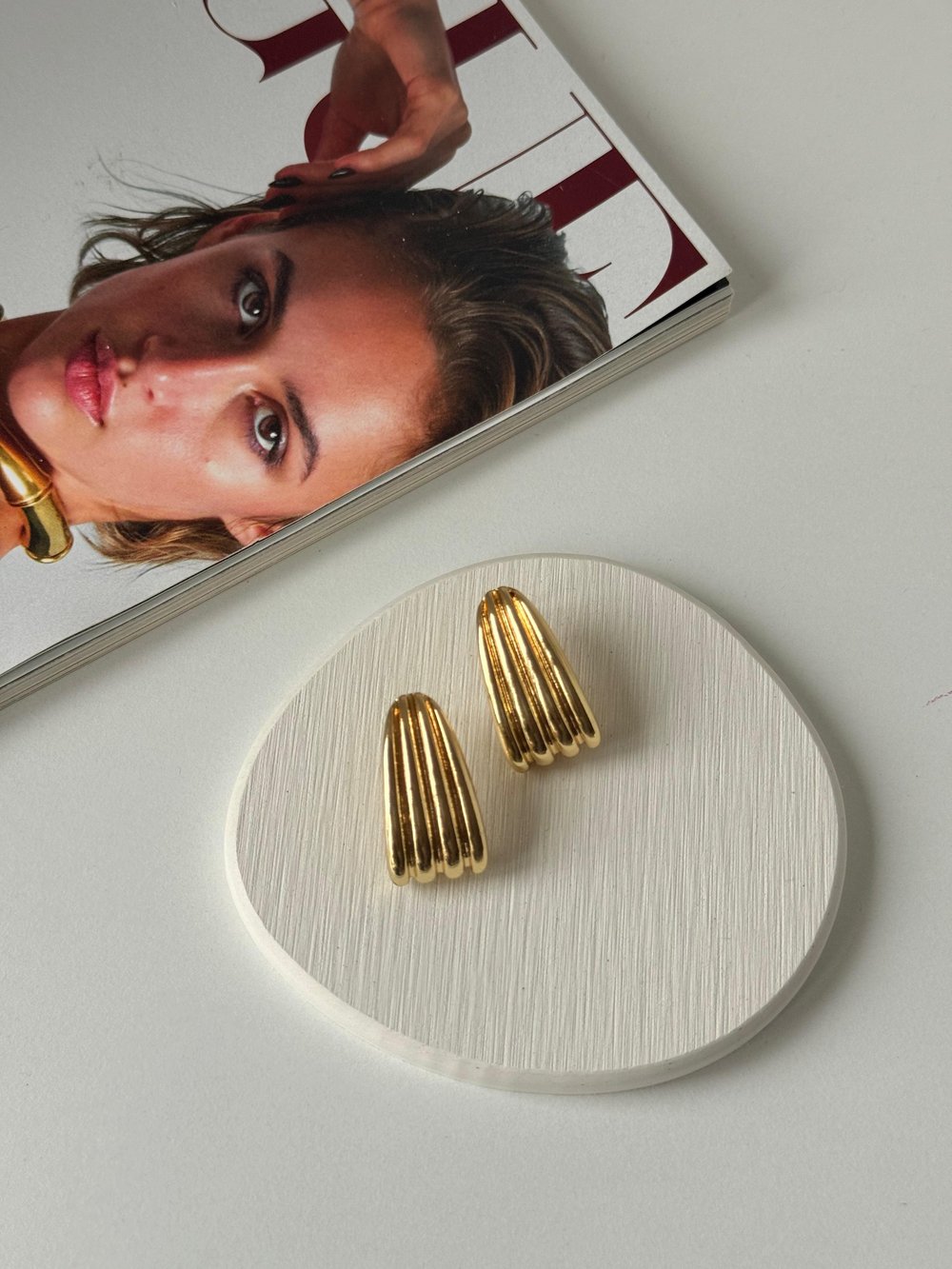Gold Vintage Çizgili Oval Form Kadın Küpe