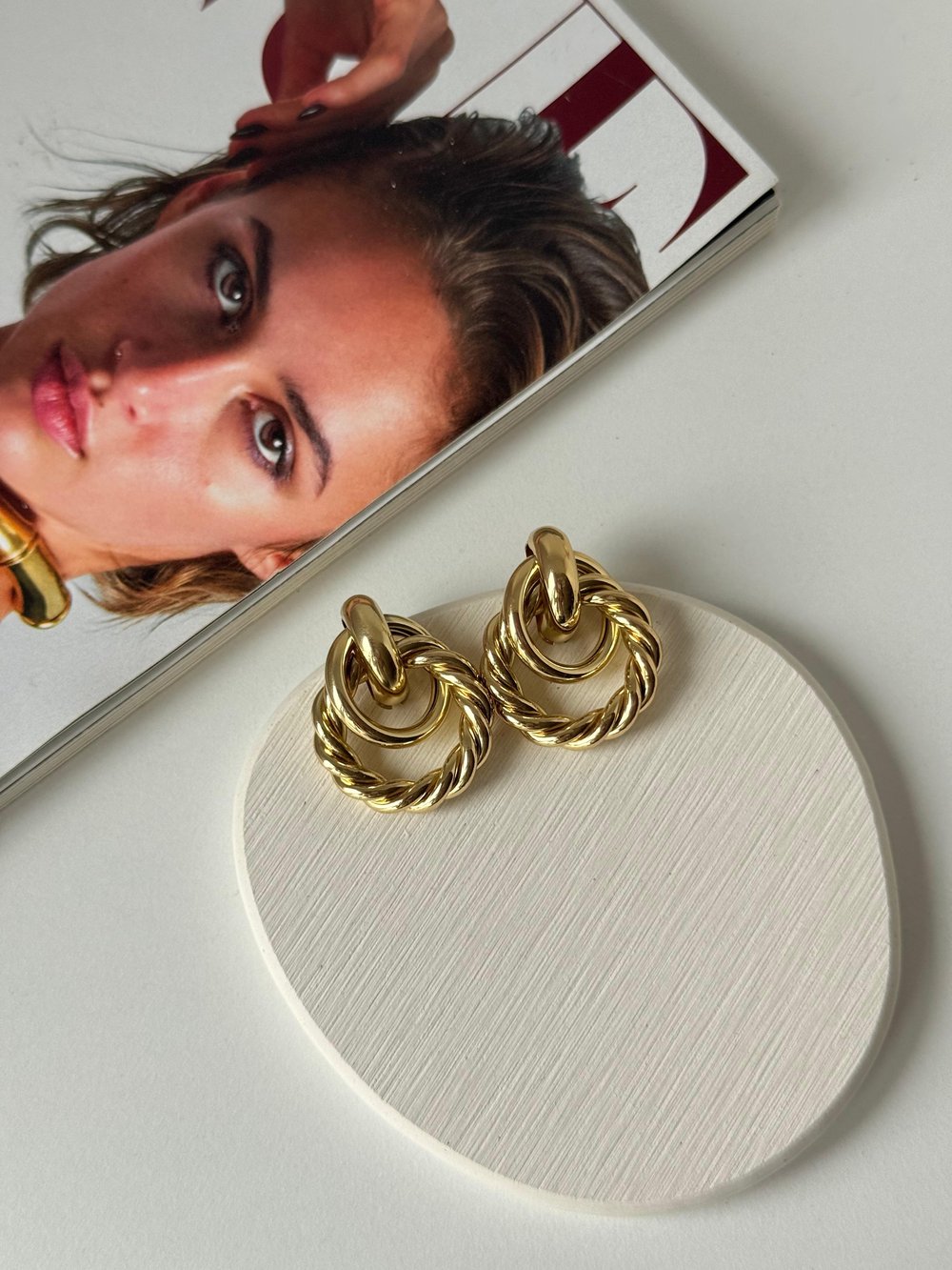 Mila Oval Taşlı Gold Halka Kadın Küpe