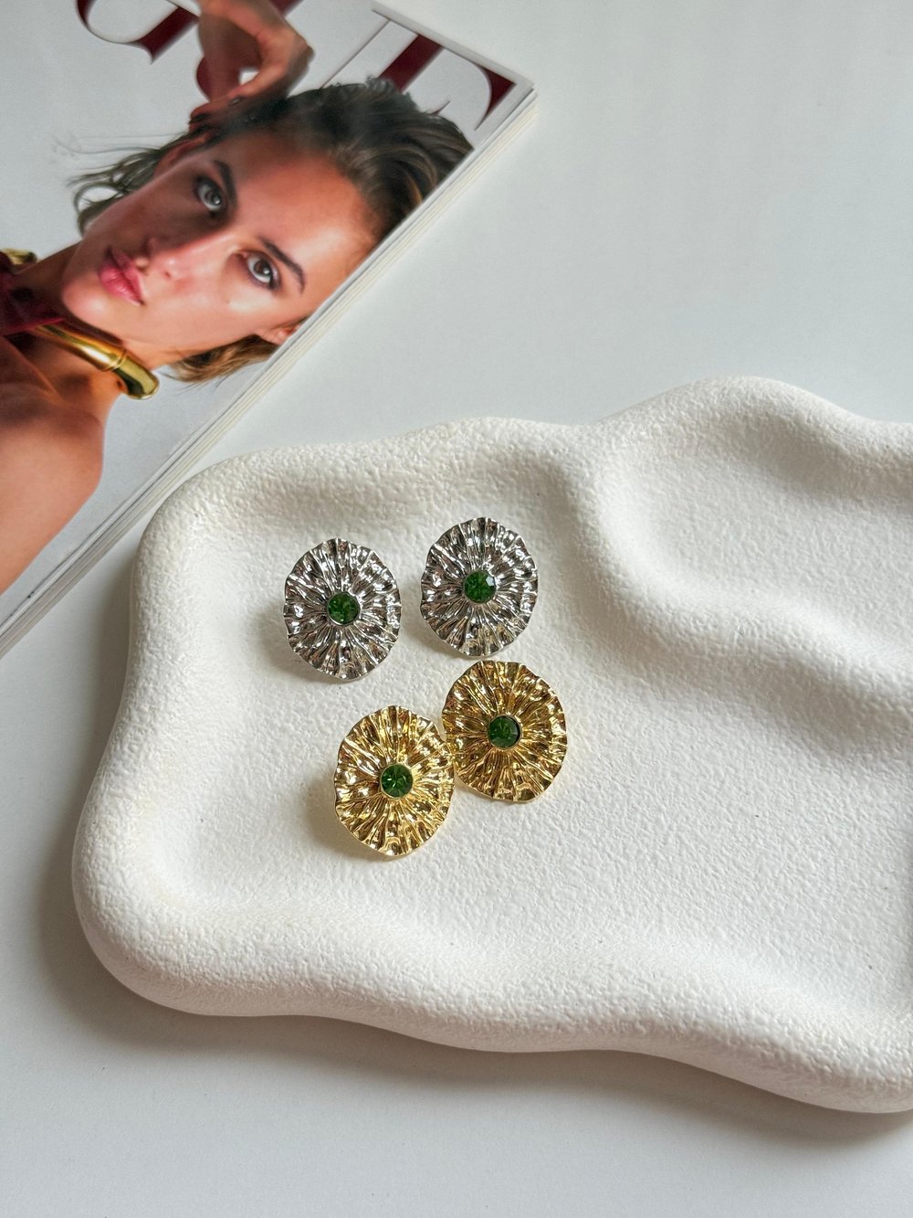 Zümrüt Detaylı Güneş Formlu Minimal Küpe