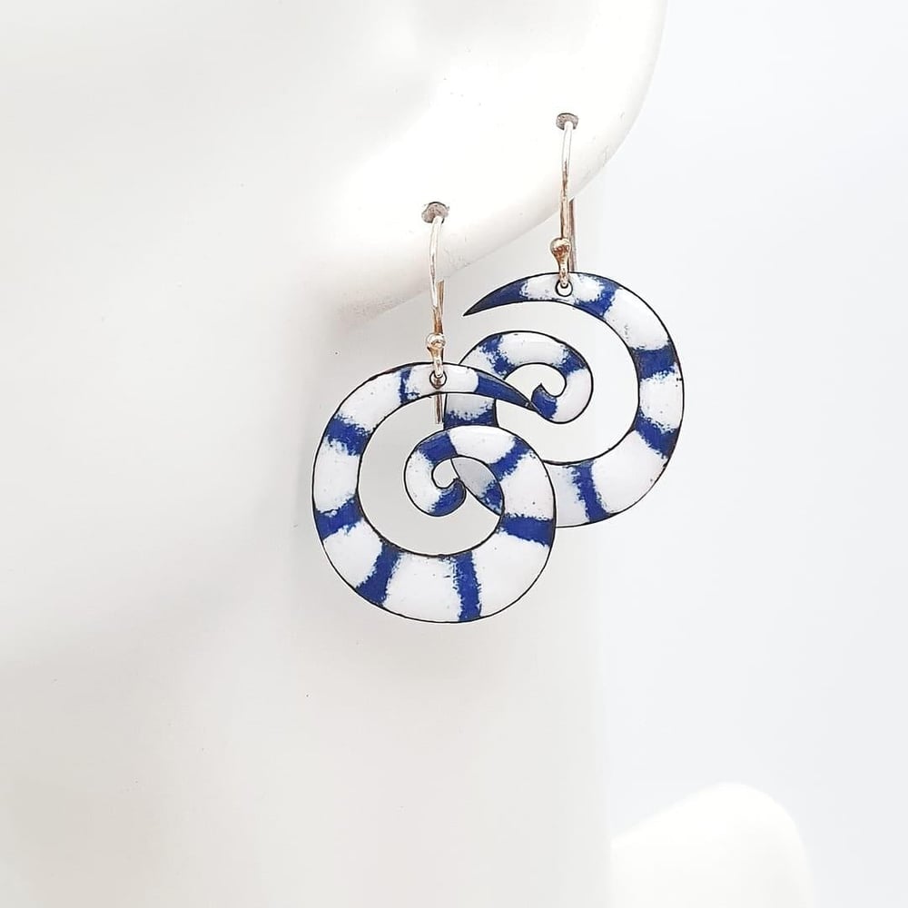 Spiral Sarmal Küpe Mavi Beyaz