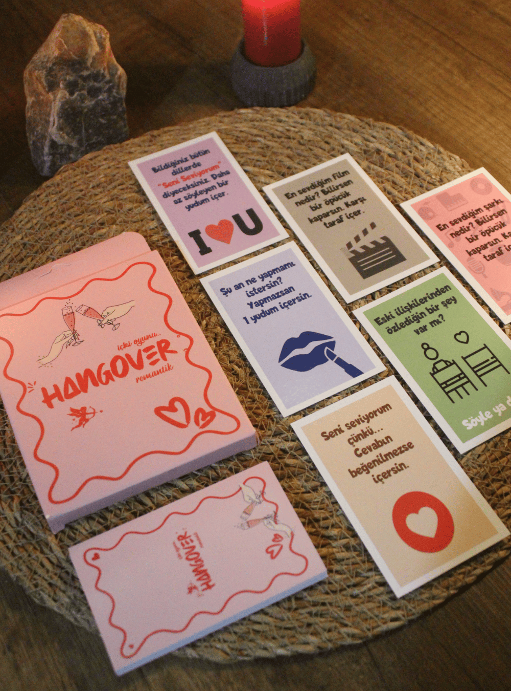 Hangover Romantik İçki Oyunu - Kese Hediyeli 45 Kart | Çiftler İçin Eğlenceli Parti & Oyun KartlarıHangover Romantik İçki Oyunu - Kese Hediyeli 45 Kart | Çiftler İçin Eğlenceli Parti & Oyun Kartları