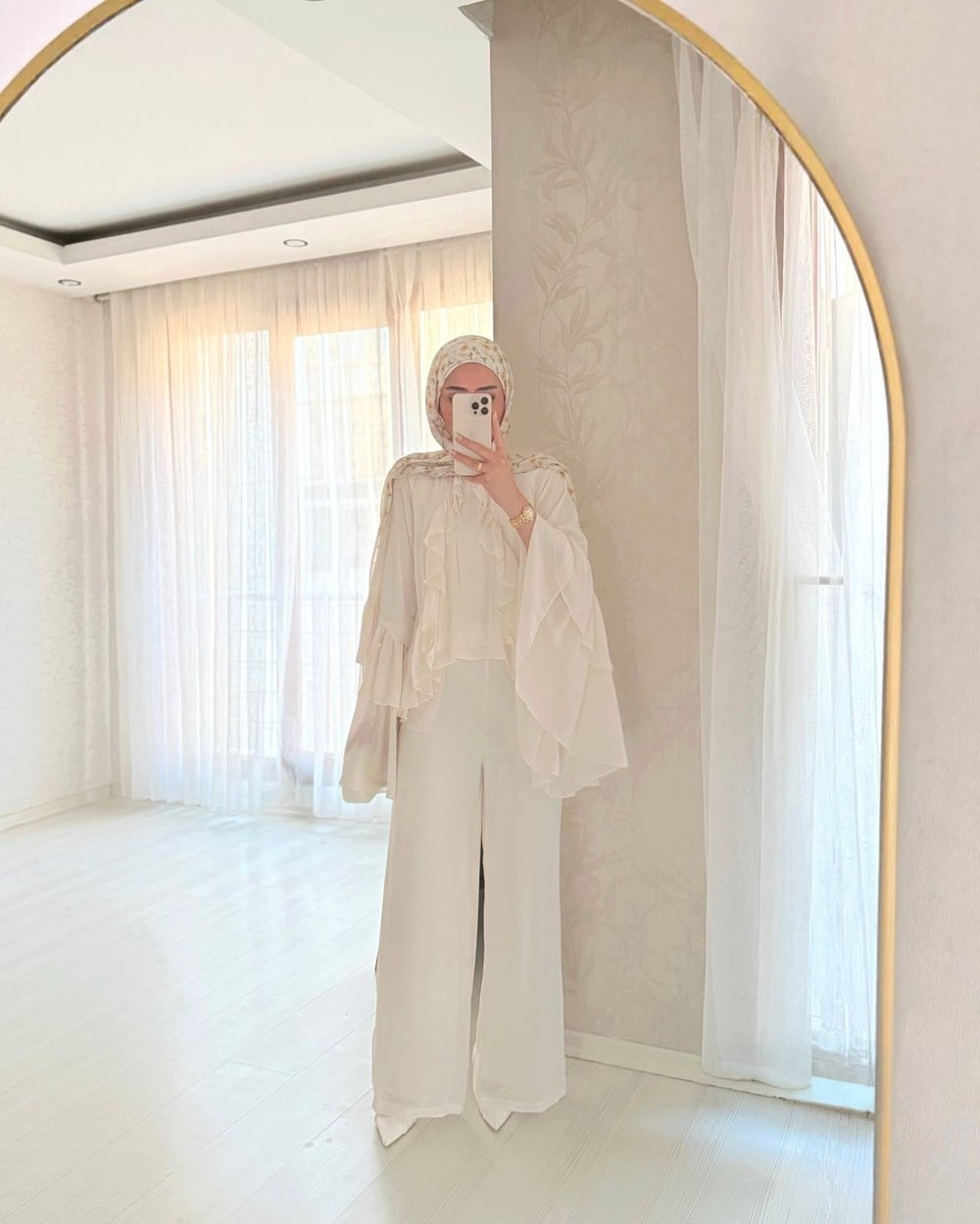 Lina Volan ve Fırfır Detaylı Tasarım Pantolonlu İkili Takım Ekru