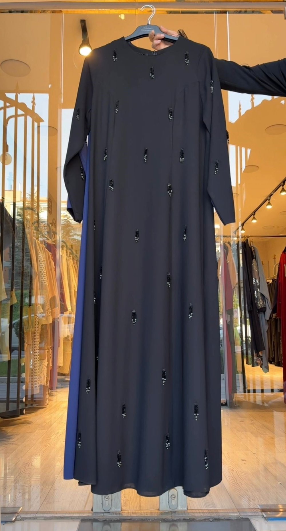 Krep Kumaş Taş Detaylı Elbise -Siyah