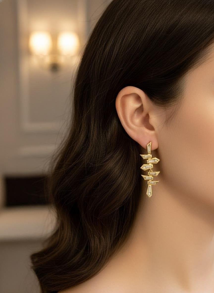 Kadın Trend Gold Taşlı Sallantılı Küpe