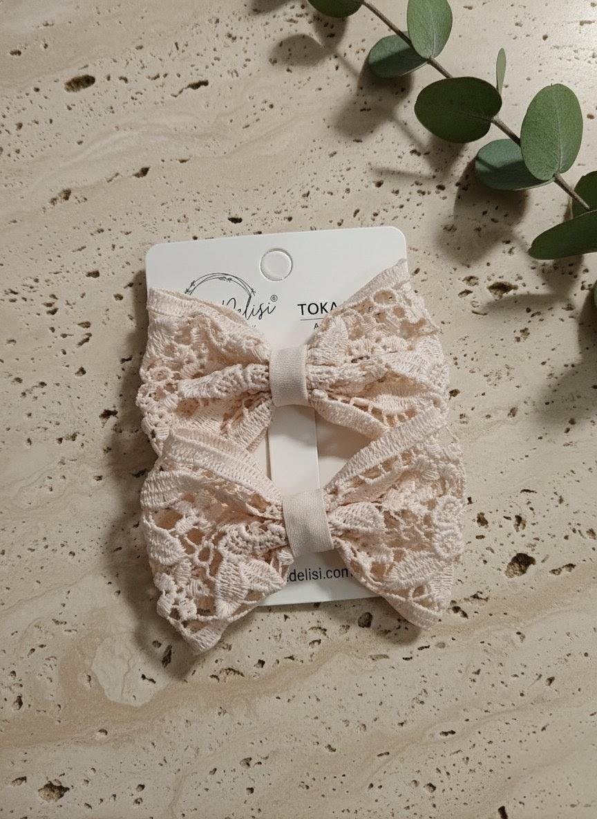 Çocuklara Özel Ekru Çiçek Motifli Güpür Dantel 2li Mini Yan Toka Seti El Yapımı