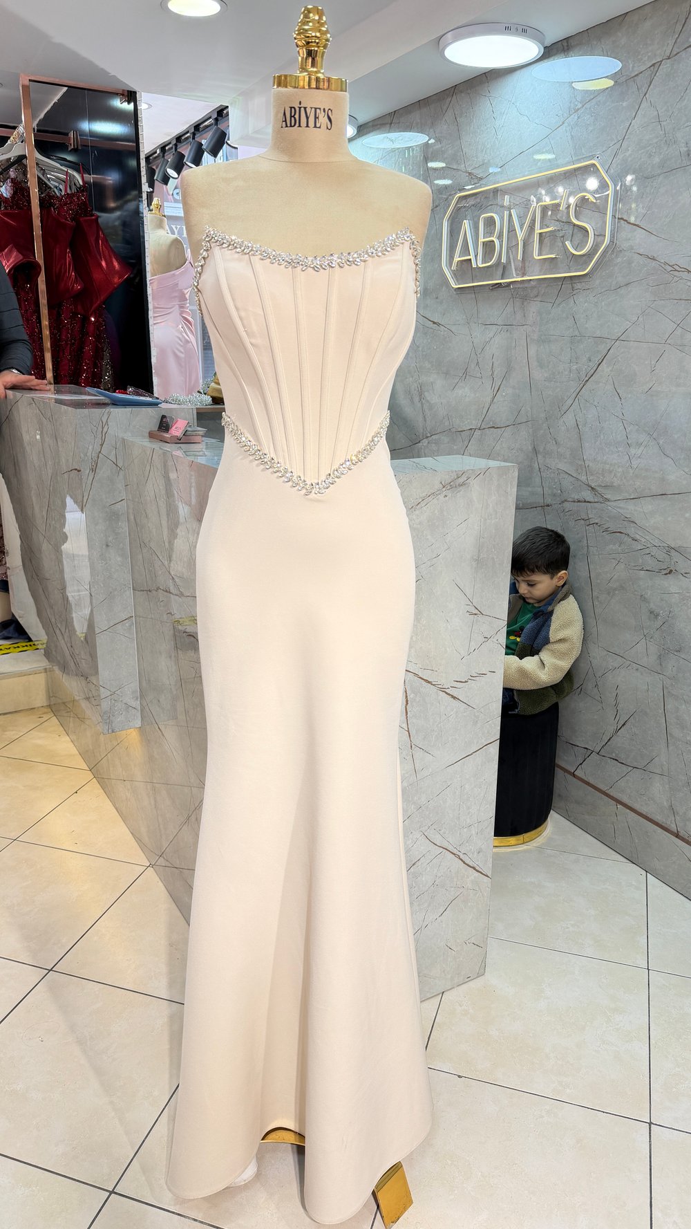KORSELİ YAKA VE BELİ TAŞLI KREP