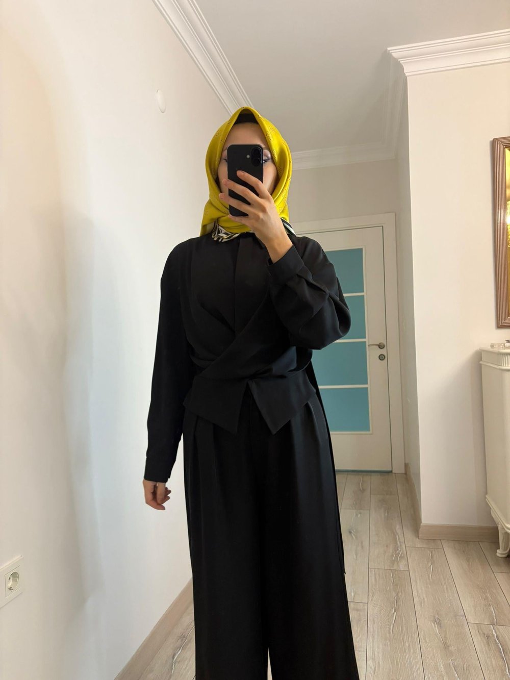 Yırtmaçlı Gömlekli Takım