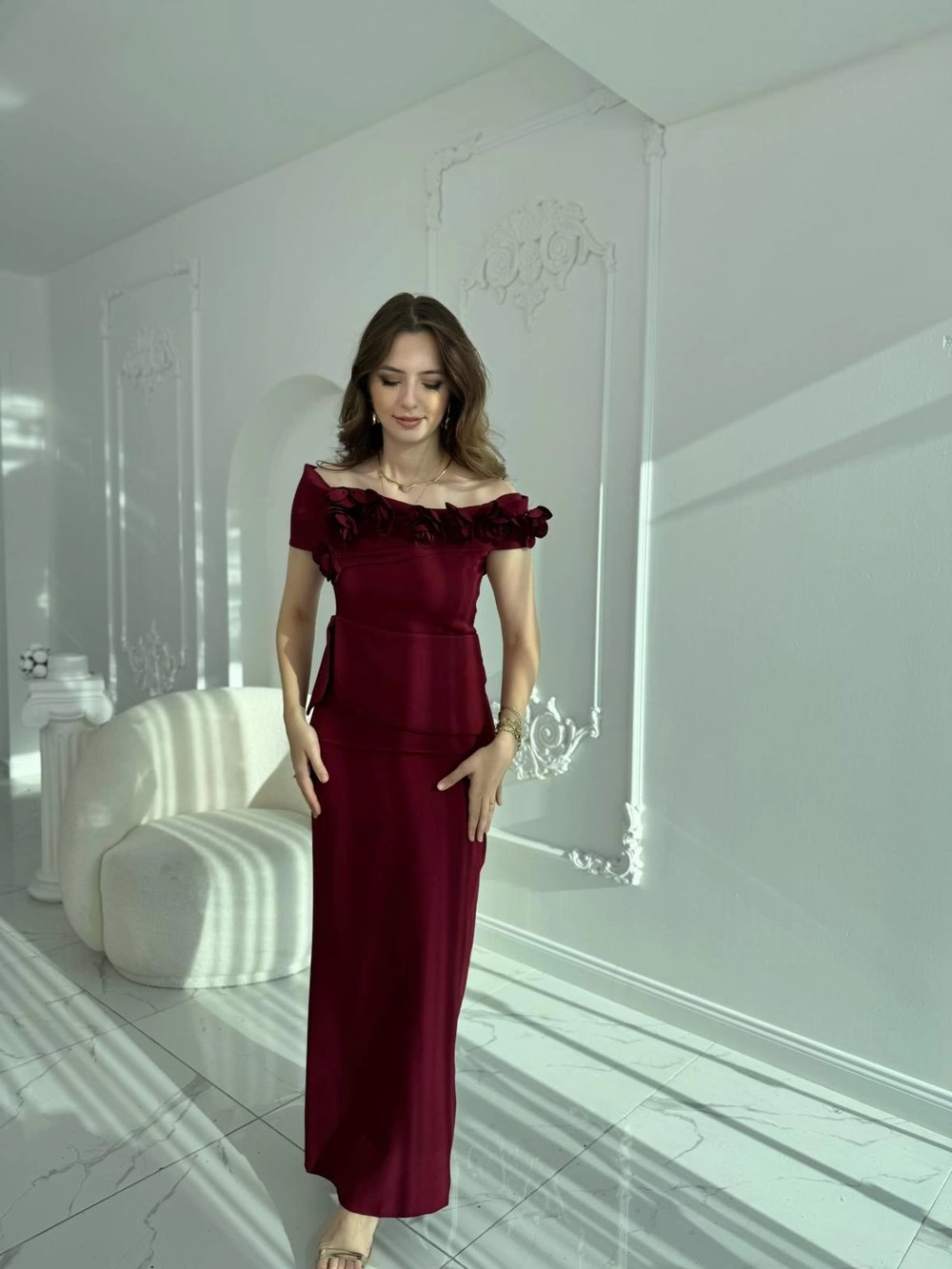 3D Çiçek Detaylı Madonna Yaka Tam Boy Bordo Abiye Elbise