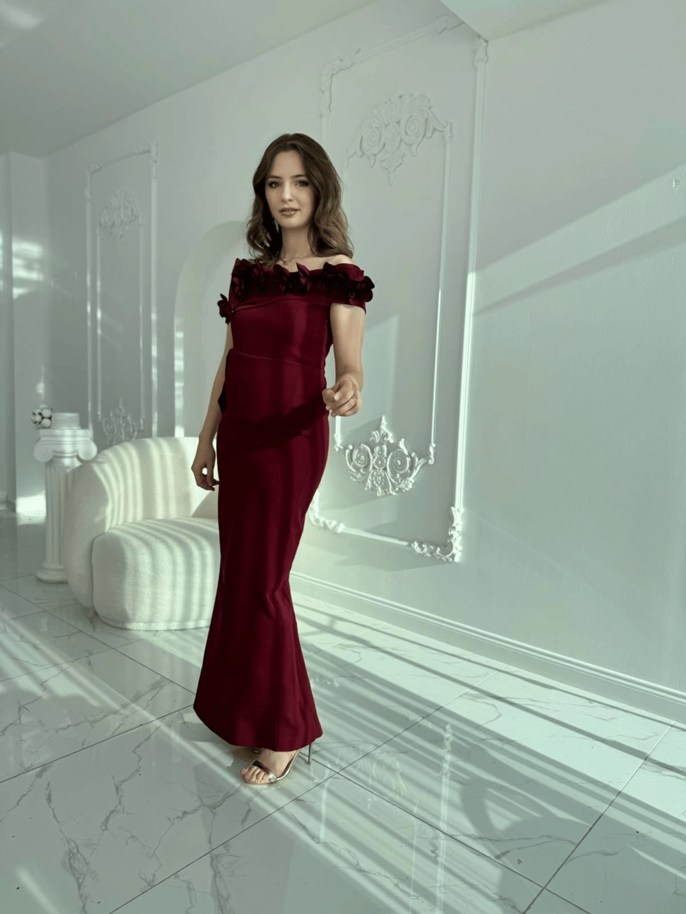 3D Çiçek Detaylı Madonna Yaka Tam Boy Bordo Abiye Elbise
