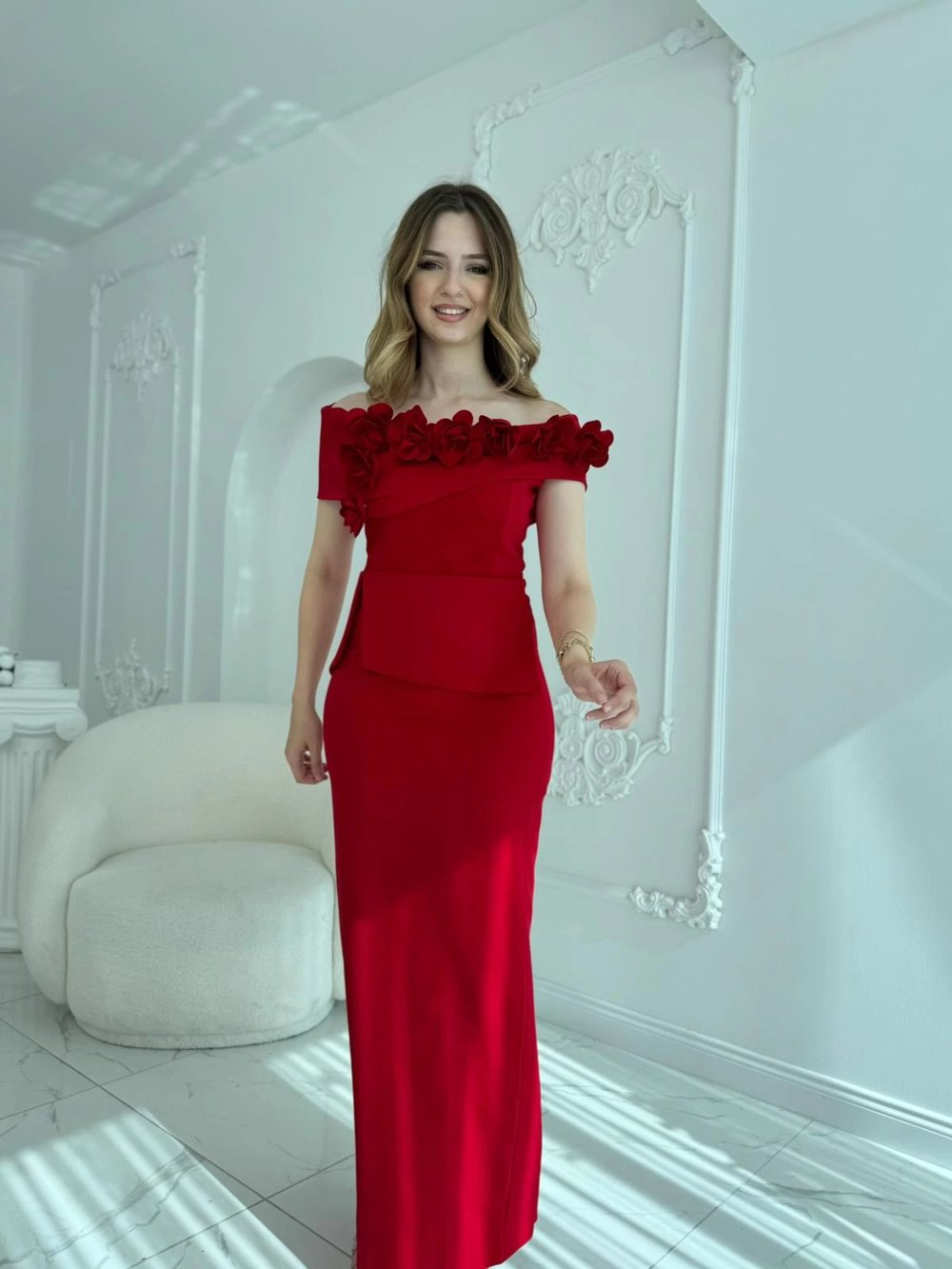 3D Çiçek Detaylı Madonna Yaka Tam Boy Kırmızı Abiye Elbise