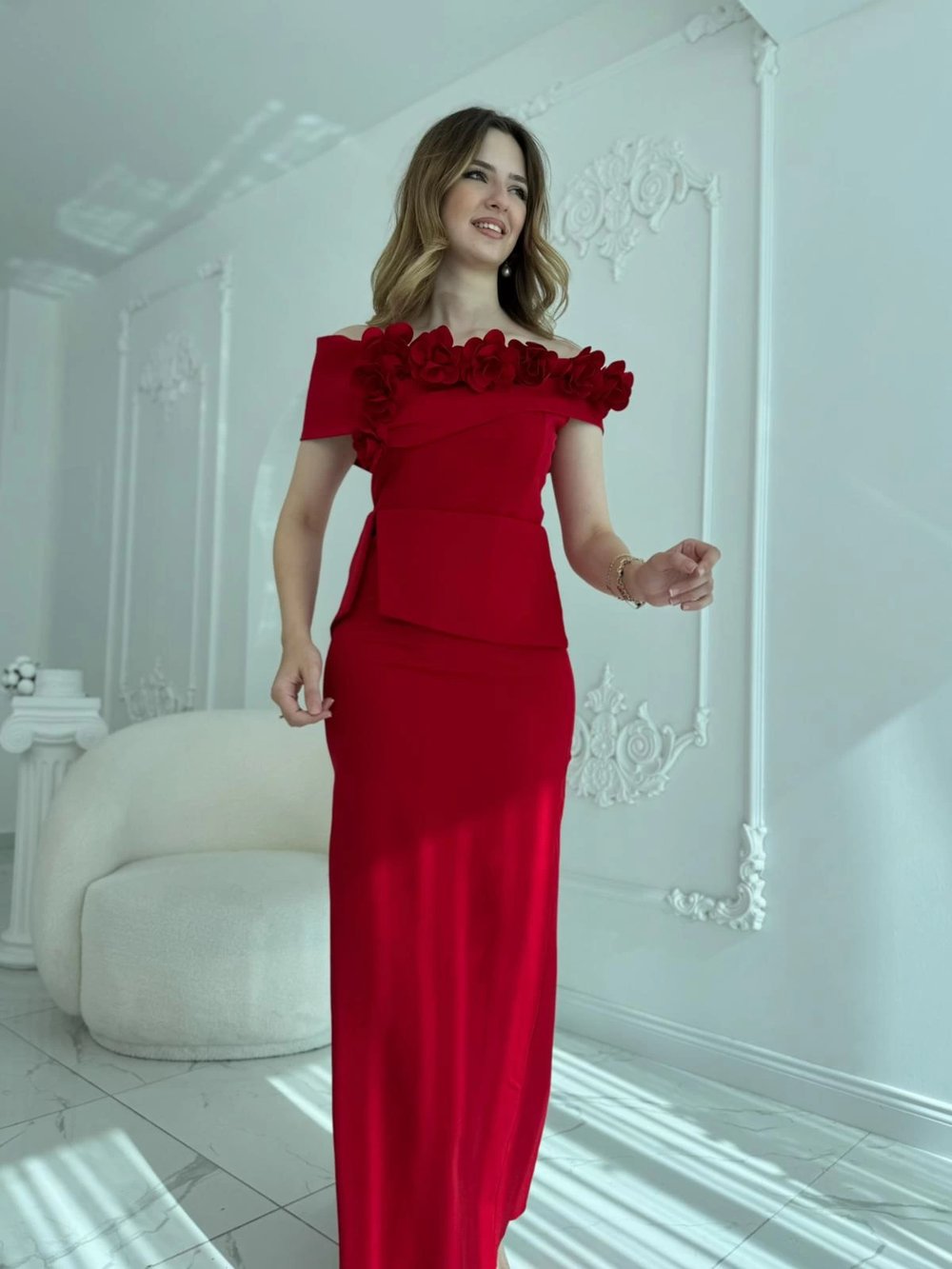 3D Çiçek Detaylı Madonna Yaka Tam Boy Kırmızı Abiye Elbise