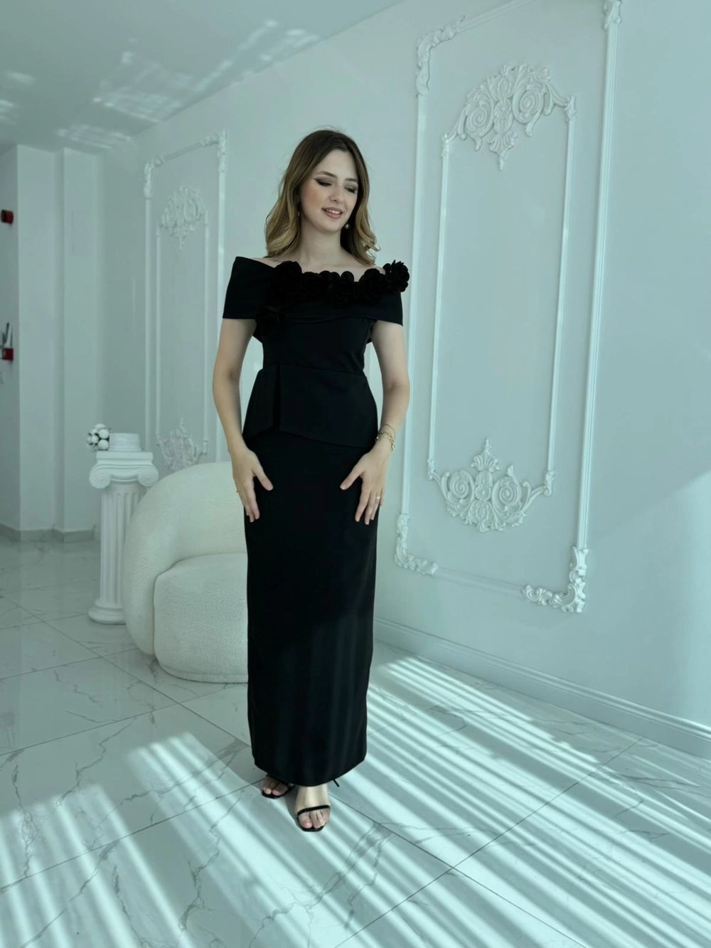 3D Çiçek Detaylı Madonna Yaka Tam Boy Siyah Abiye Elbise