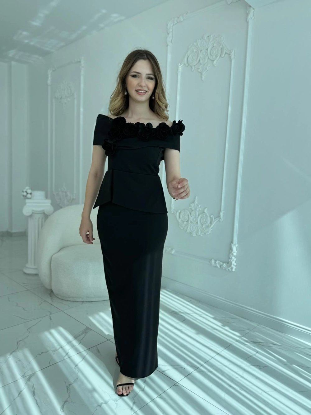 3D Çiçek Detaylı Madonna Yaka Tam Boy Siyah Abiye Elbise