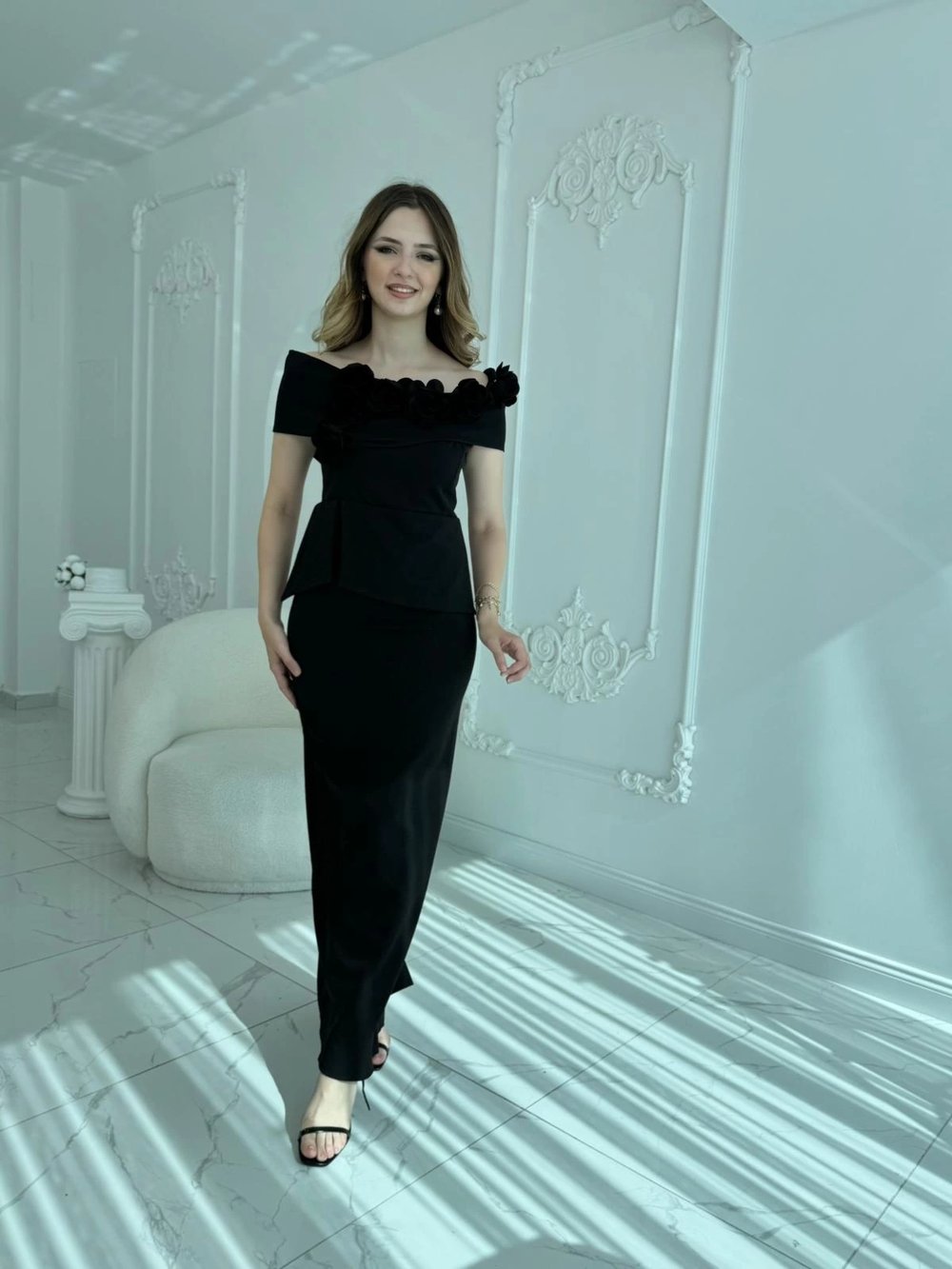 3D Çiçek Detaylı Madonna Yaka Tam Boy Siyah Abiye Elbise