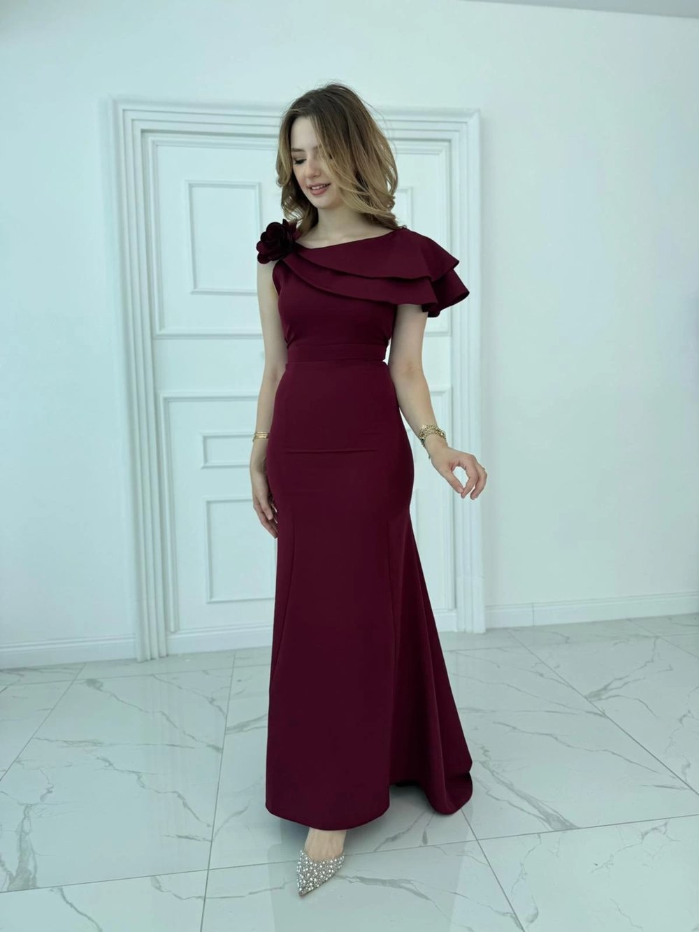 Asimetrik Volan Detaylı Bordo Tek Omuzlu Abiye Elbise