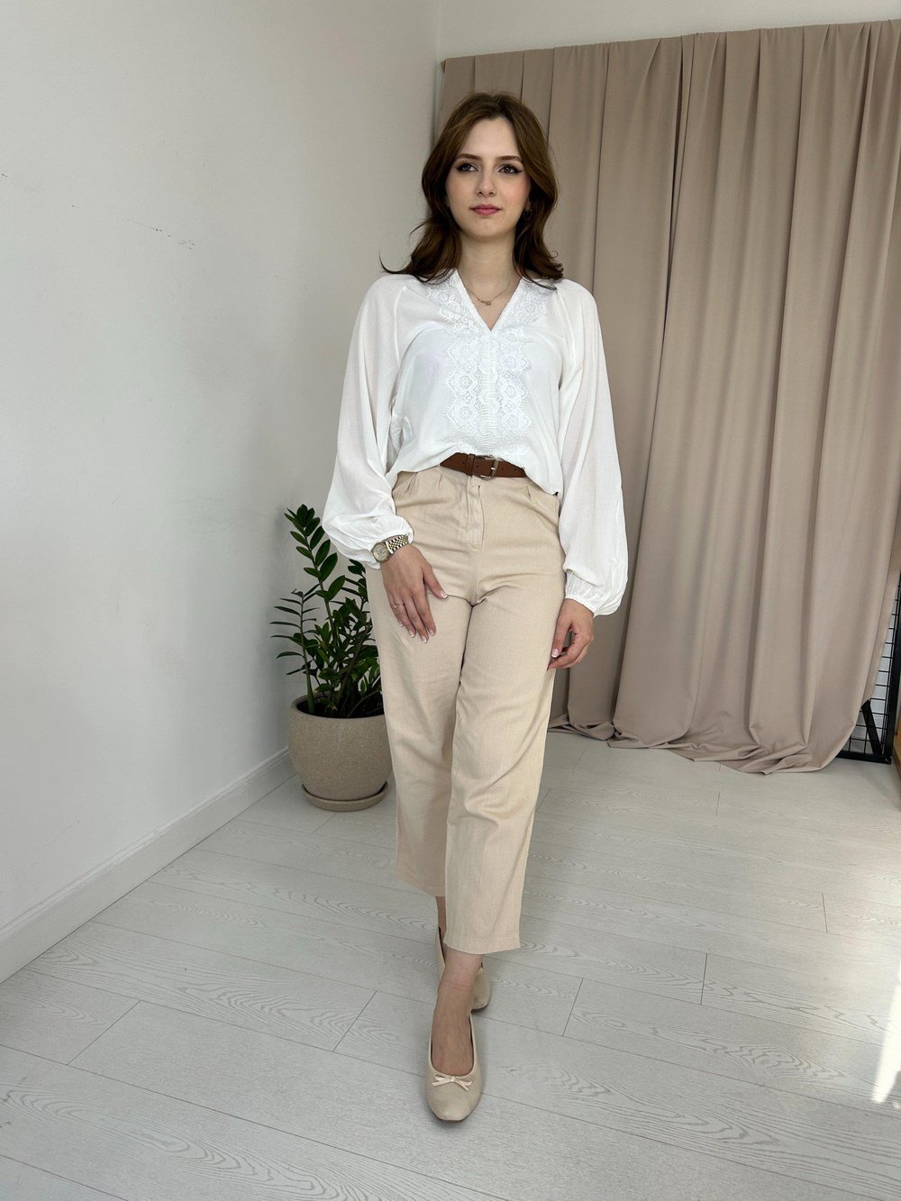Bej kemerli keten pantolon