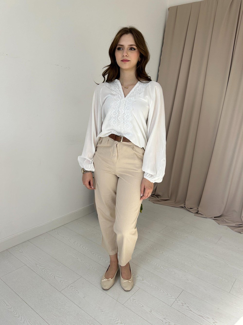 Bej kemerli keten pantolon