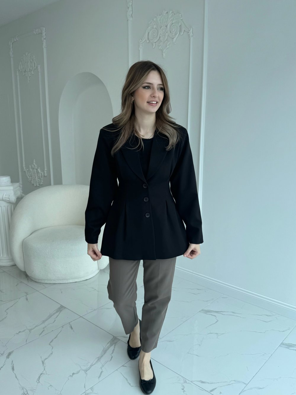 Belden oturtmalılı düğmeli siyah ceket
