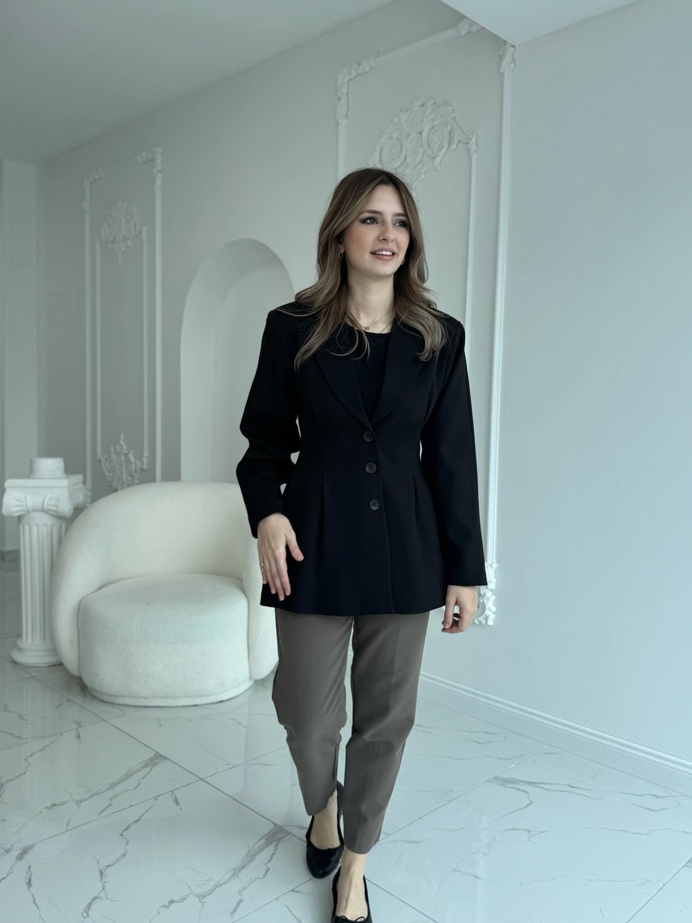 Belden oturtmalılı düğmeli siyah ceket