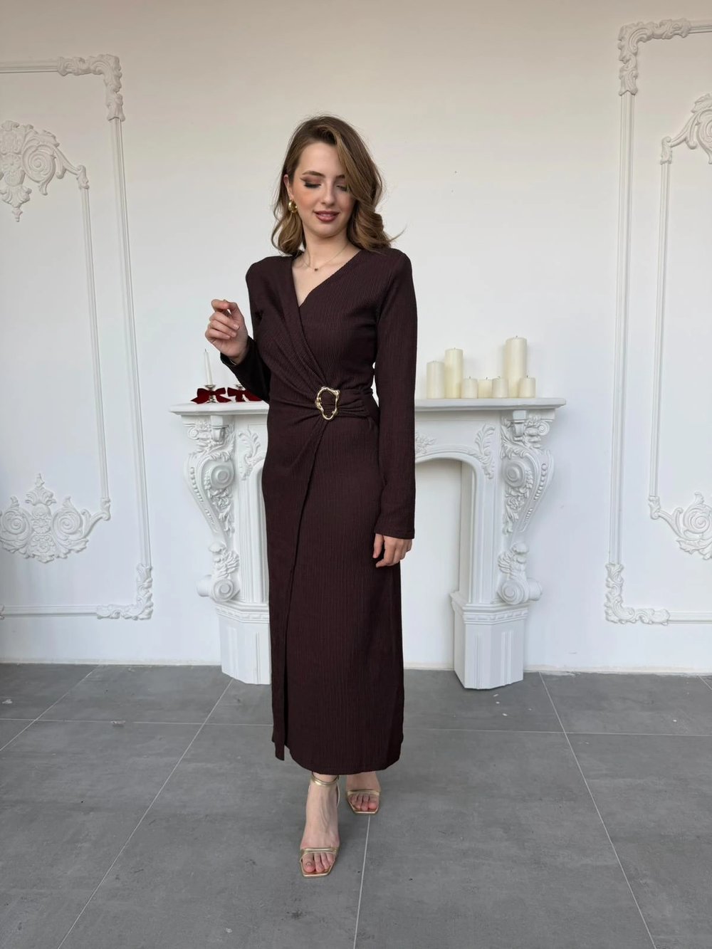 Çapraz Drape Detaylı Gold Tokalı Meloni Kumaş Kahve Elbise