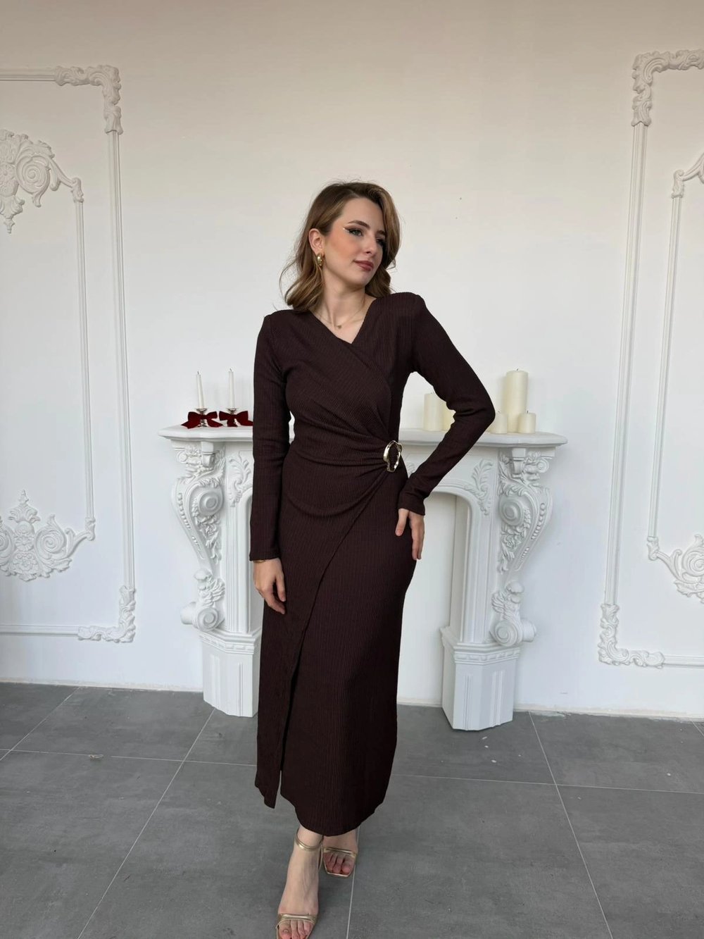 Çapraz Drape Detaylı Gold Tokalı Meloni Kumaş Kahve Elbise