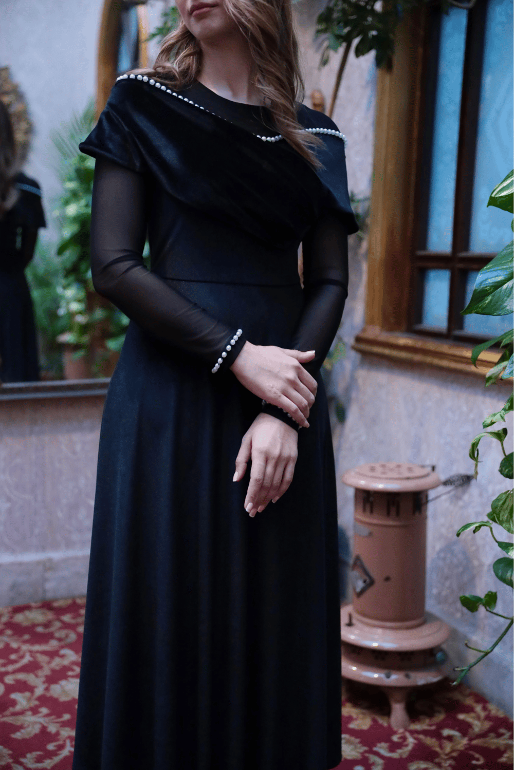 Drape Omuz Tül Kollu İnci İşlemeli Siyah Kadife Elbise