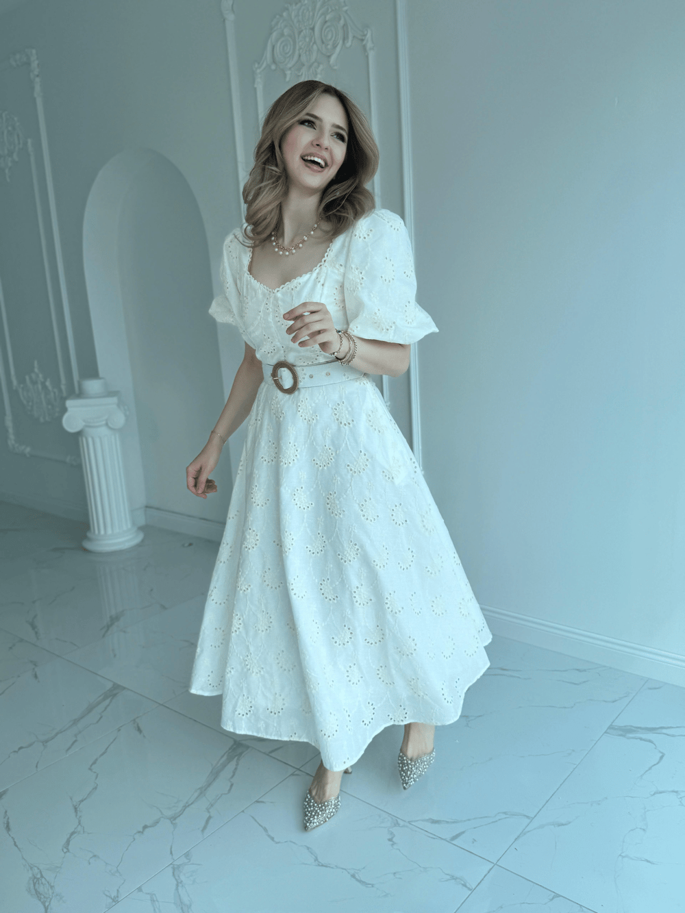 Göğüs Detaylı ve Kemerli Fisto Ekru Elbise