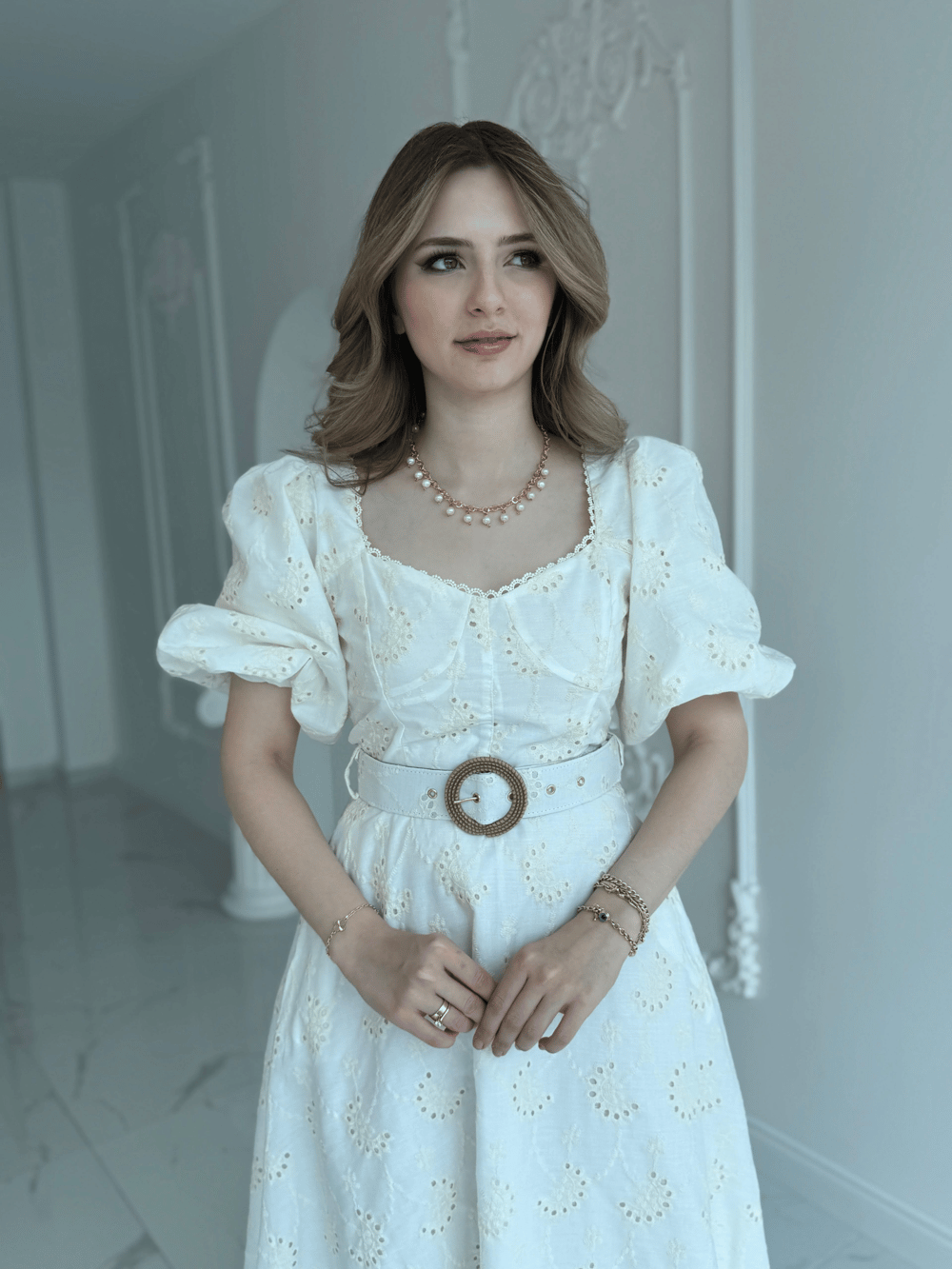 Göğüs Detaylı ve Kemerli Fisto Ekru Elbise