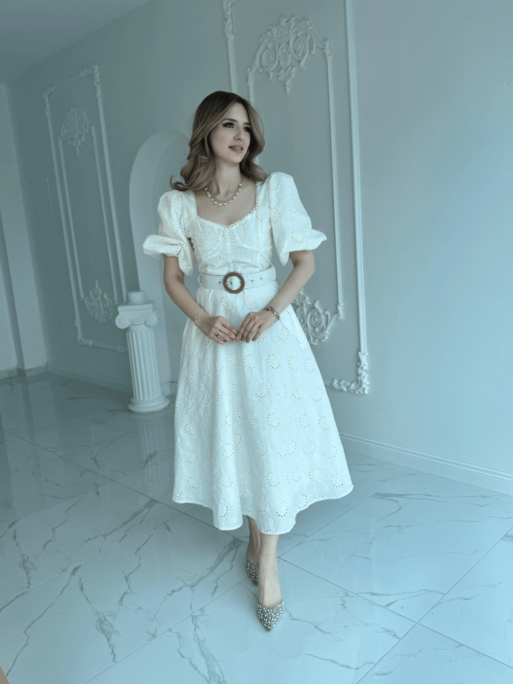 Göğüs Detaylı ve Kemerli Fisto Ekru Elbise
