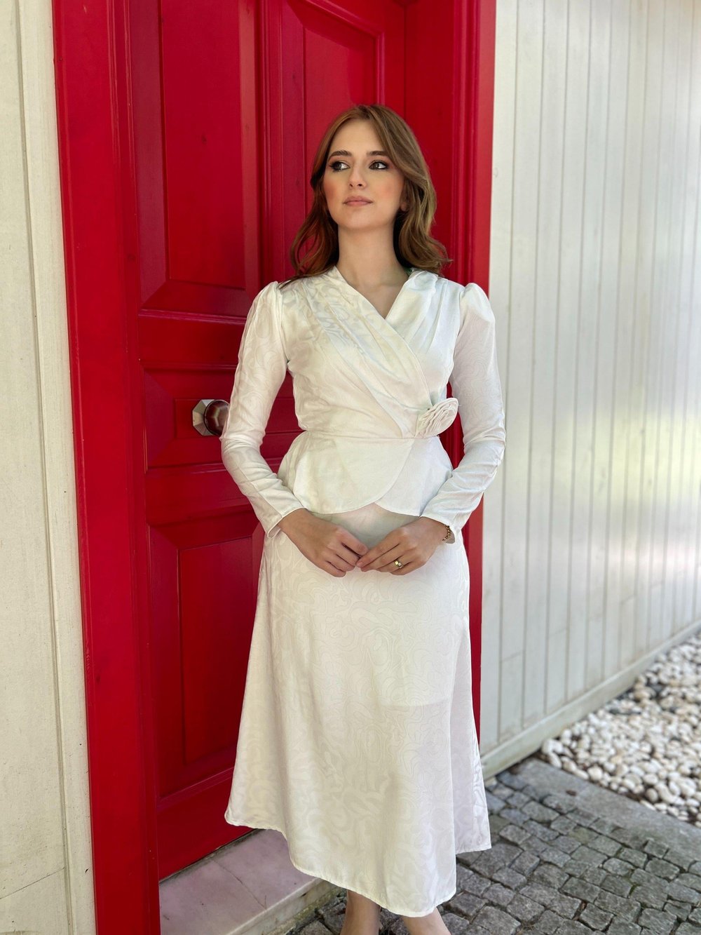 Gül Broş Detaylı Beyaz Elbise