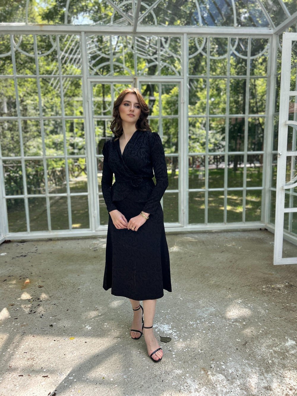 Gül Broş Detaylı Siyah Elbise