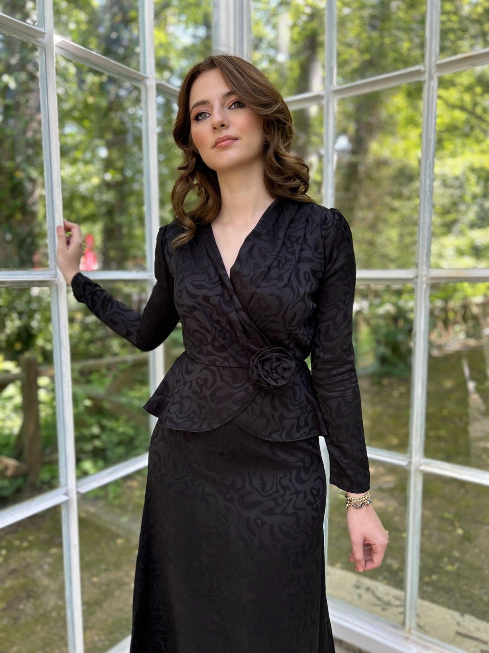 Gül Broş Detaylı Siyah Elbise