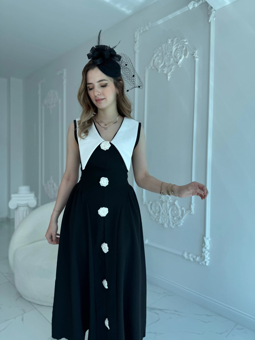 Gül Detaylı Atlas SiyahElbise