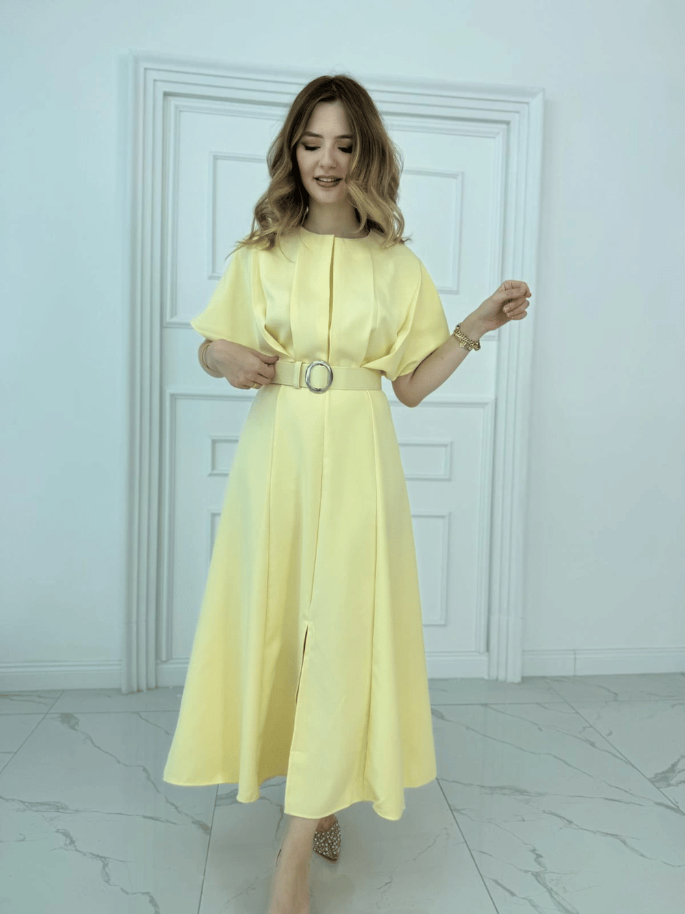Kemer Detaylı Yırtmaçlı Pliseli Maxi Boy Sarı Elbise