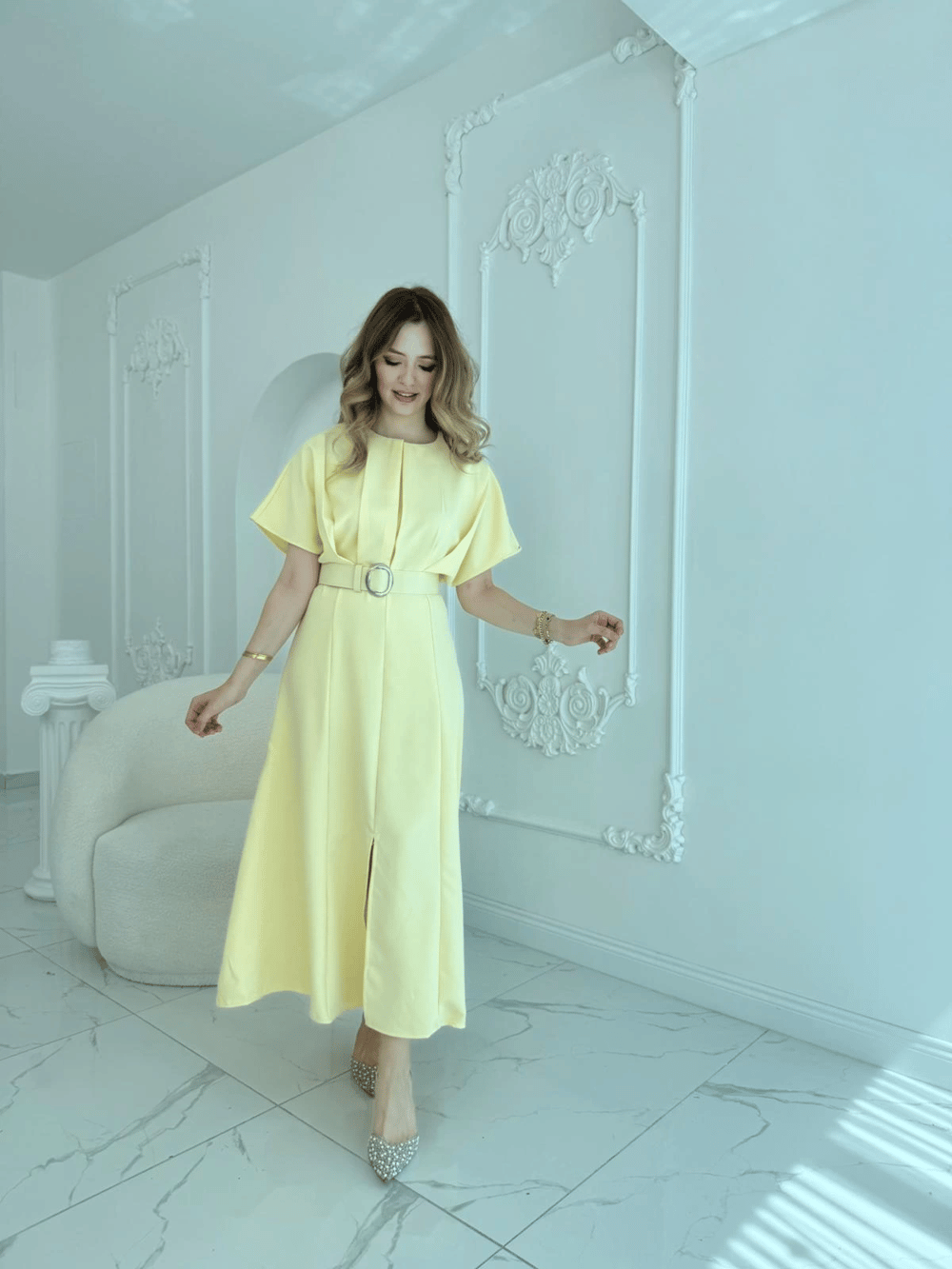 Kemer Detaylı Yırtmaçlı Pliseli Maxi Boy Sarı Elbise