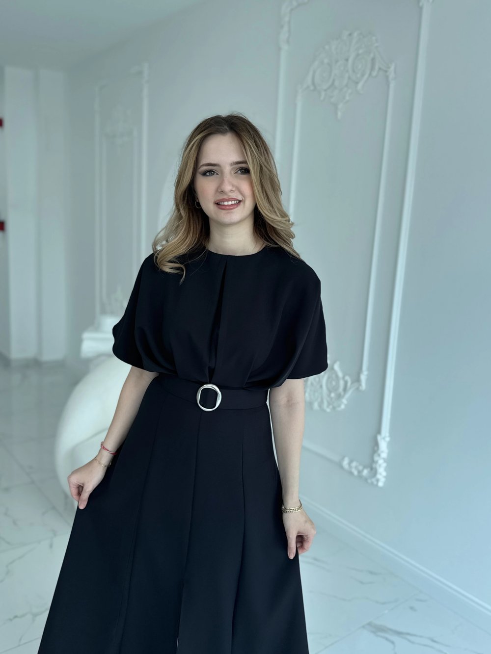 Kemer Detaylı Yırtmaçlı Pliseli Maxi Boy Siyah Elbise