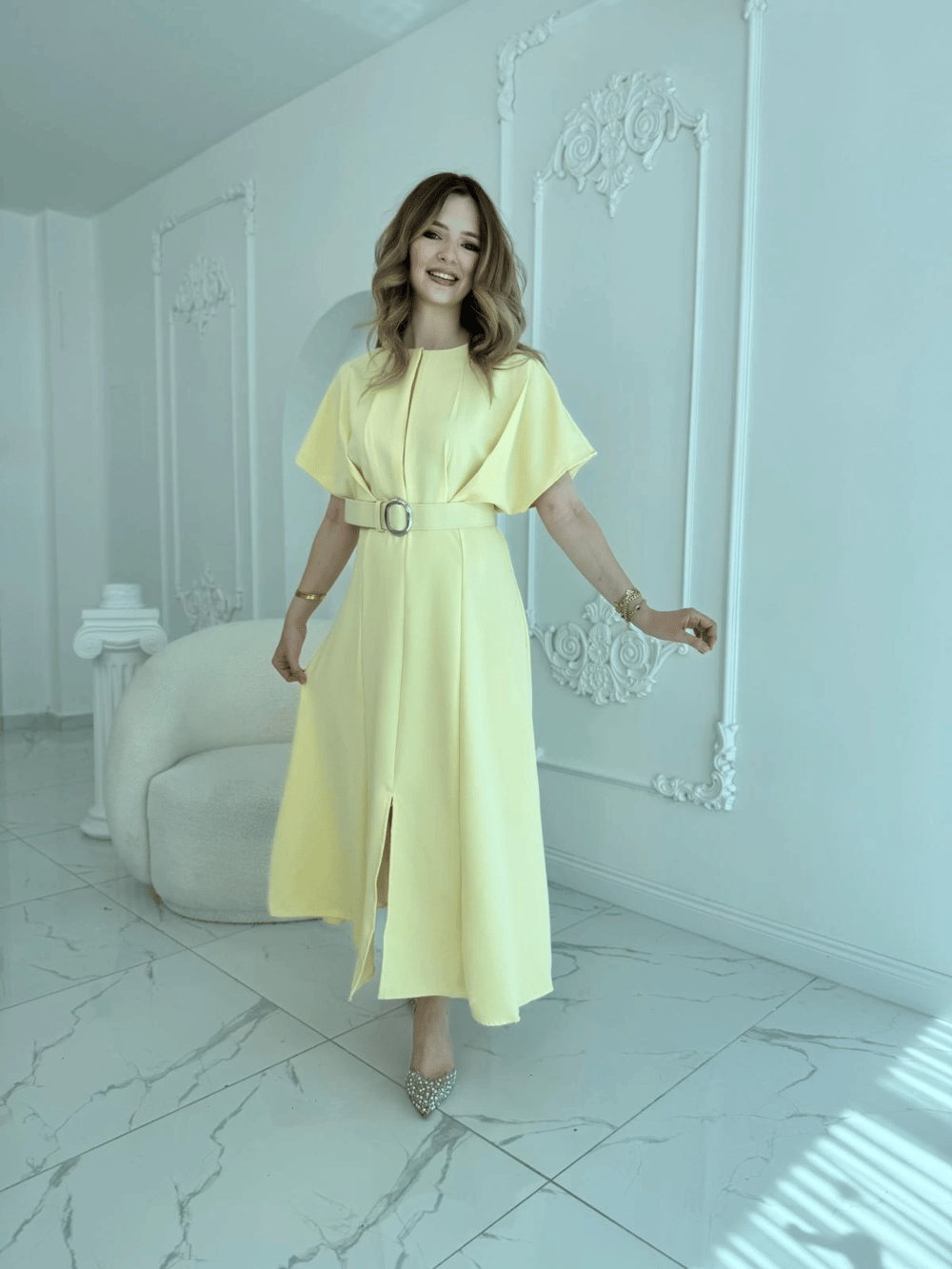 Kemer Detaylı Yırtmaçlı Pliseli Maxi Boy Sarı Elbise