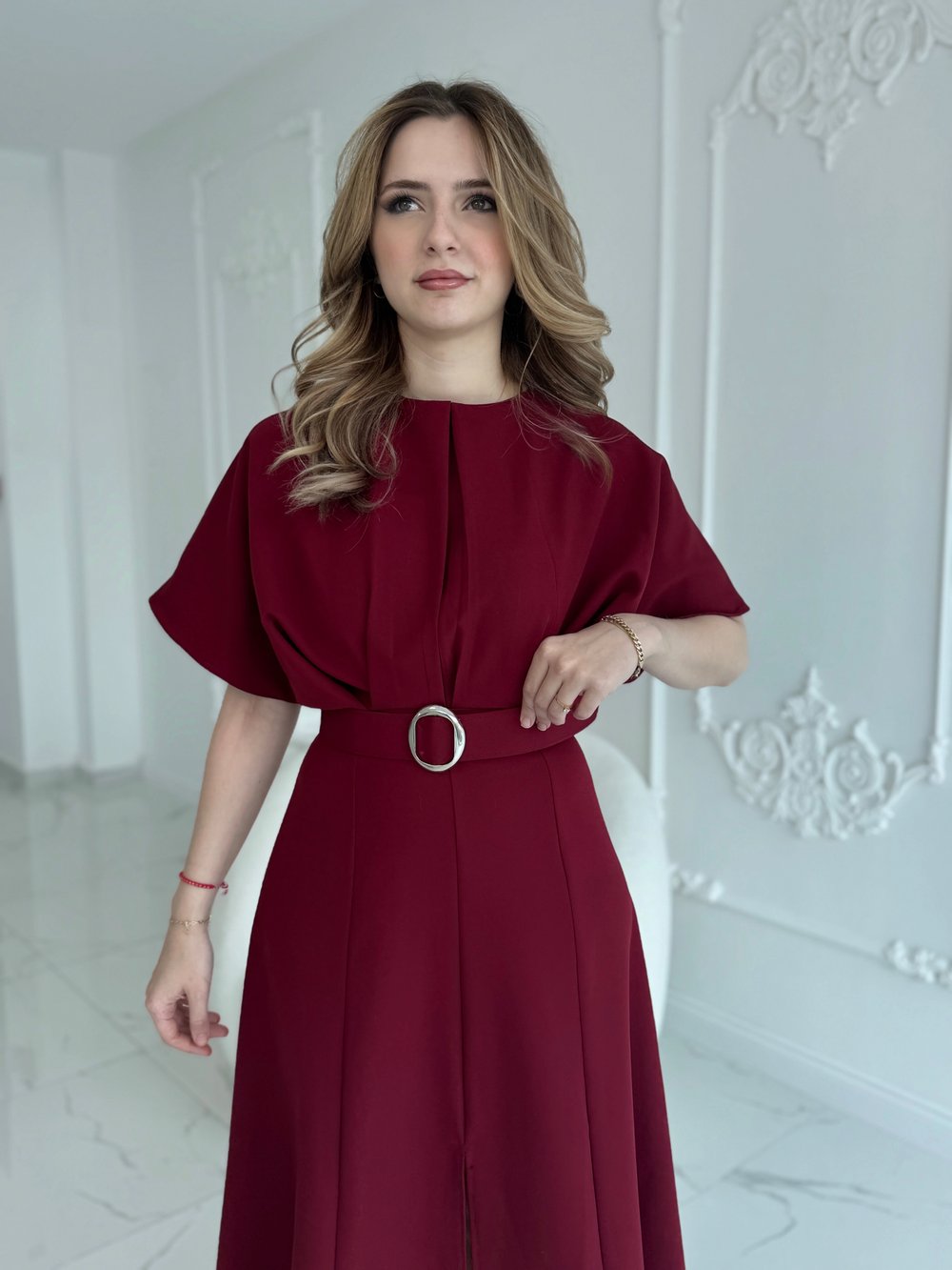 Kemer Detaylı Yırtmaçlı Pliseli Maxi Boy Bordo Elbise