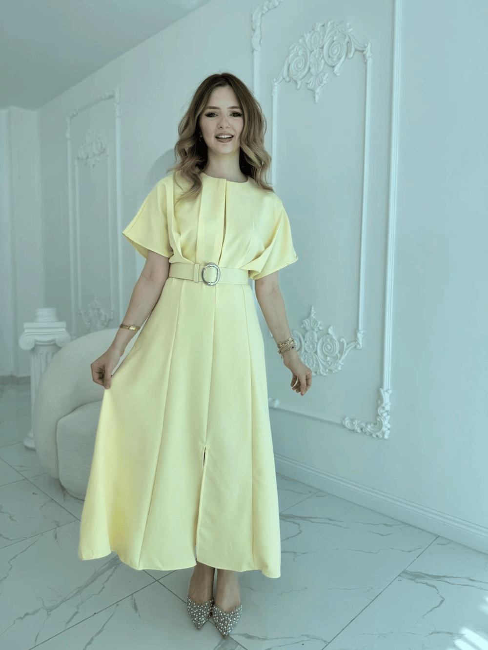 Kemer Detaylı Yırtmaçlı Pliseli Maxi Boy Sarı Elbise