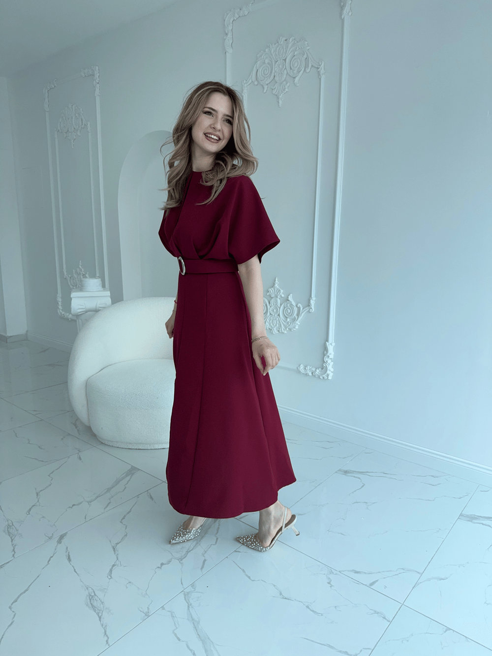 Kemer Detaylı Yırtmaçlı Pliseli Maxi Boy Bordo Elbise