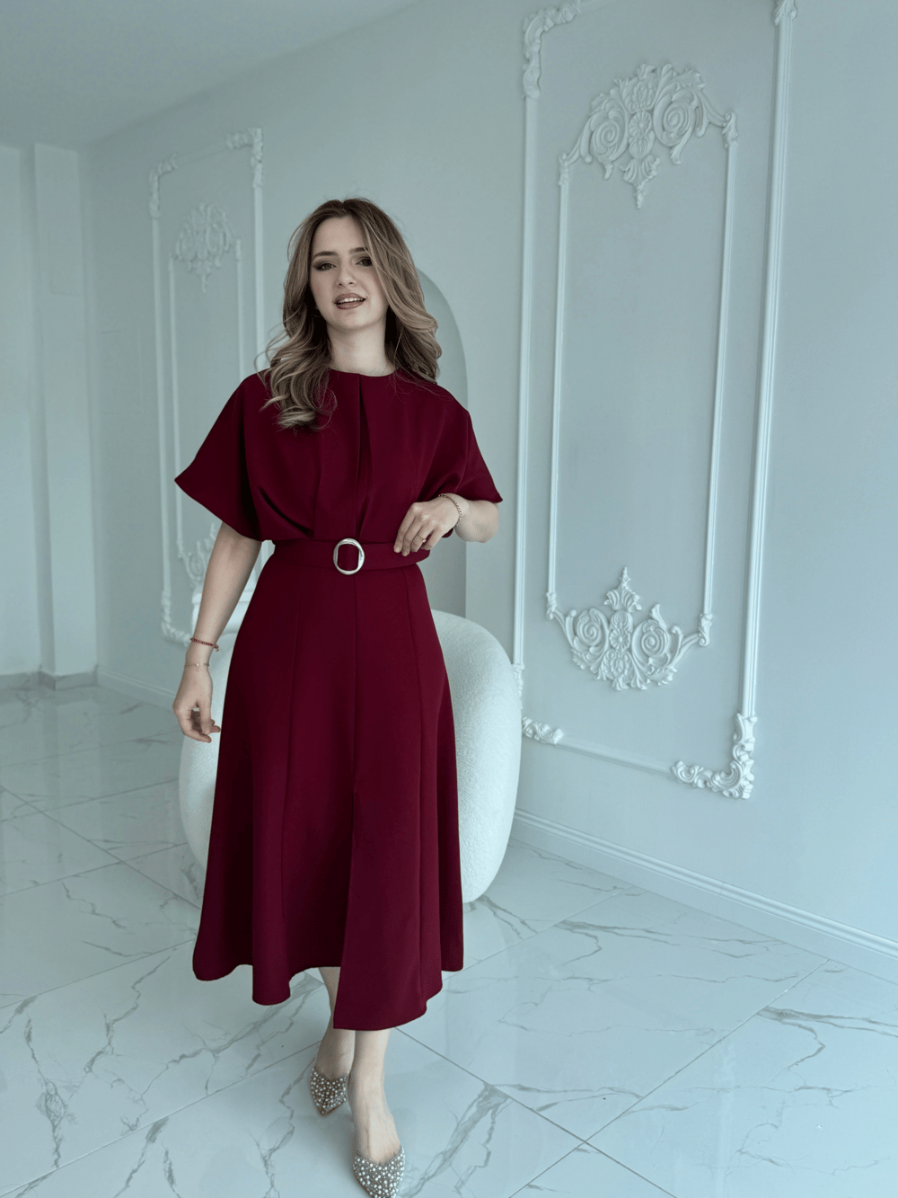 Kemer Detaylı Yırtmaçlı Pliseli Maxi Boy Bordo Elbise