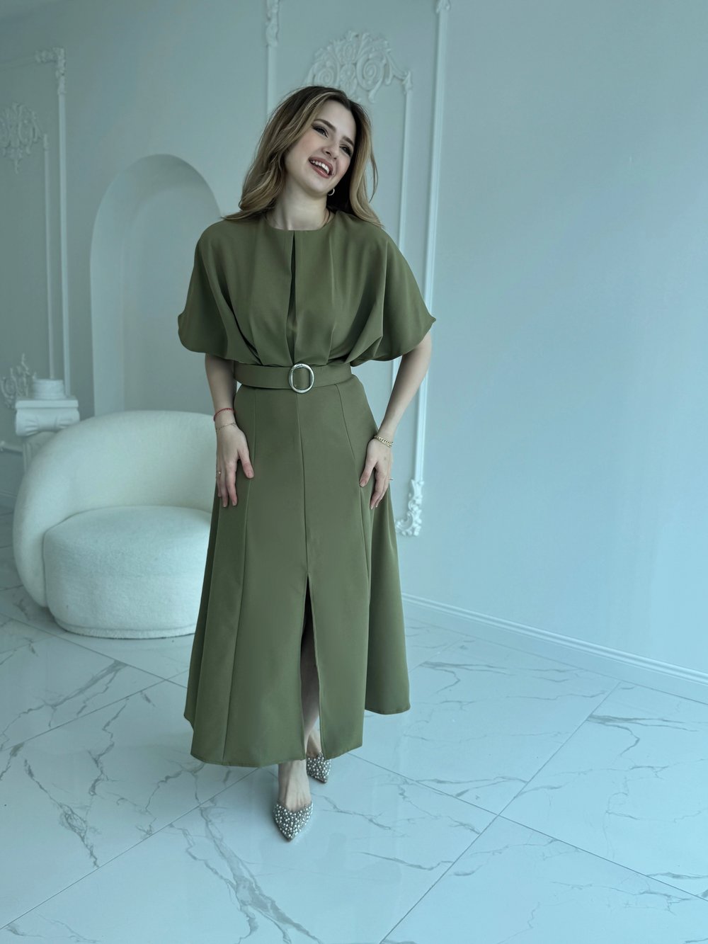 Kemer Detaylı Yırtmaçlı Pliseli Maxi Boy Haki Elbise