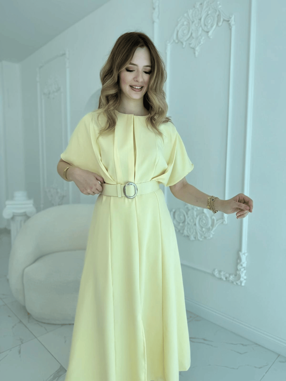 Kemer Detaylı Yırtmaçlı Pliseli Maxi Boy Sarı Elbise