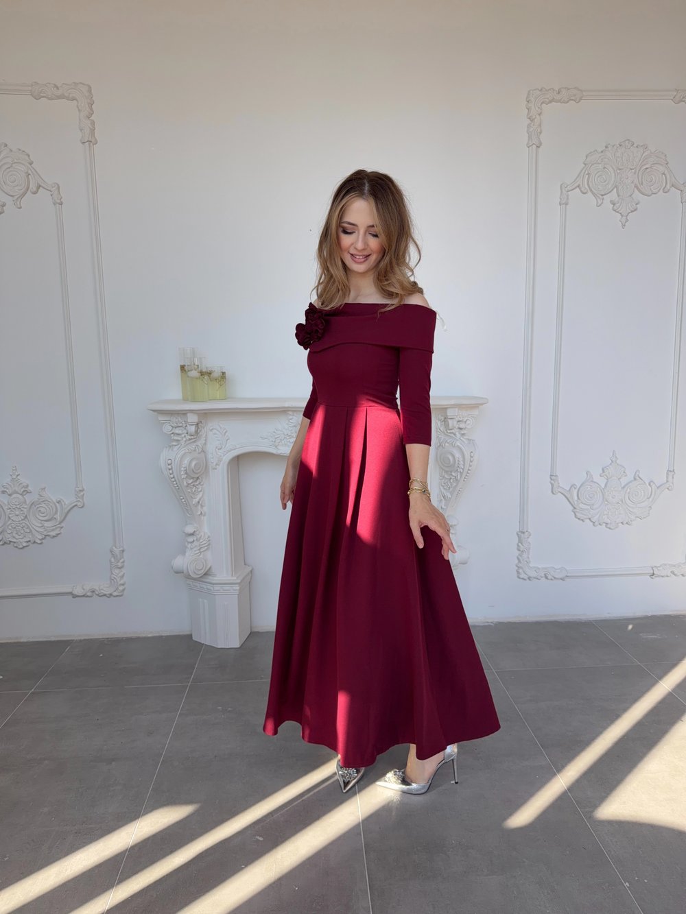 Madonna Yaka Gül Detaylı Bordo Elbise