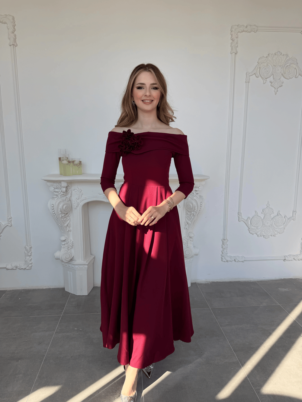 Madonna Yaka Gül Detaylı Bordo Elbise