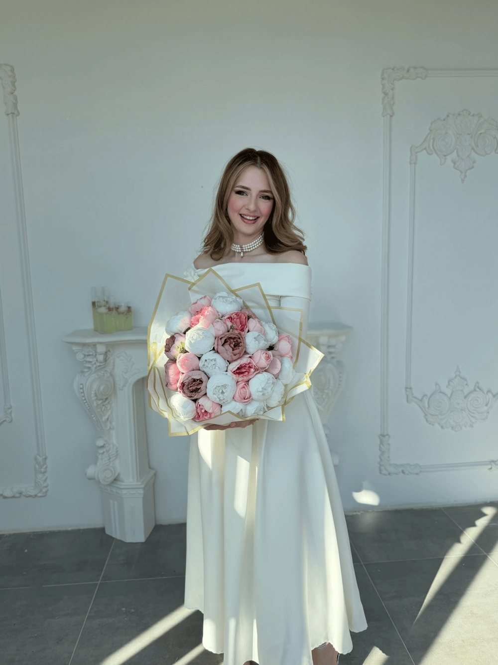 Madonna Yaka Gül Detaylı Ekru Elbise